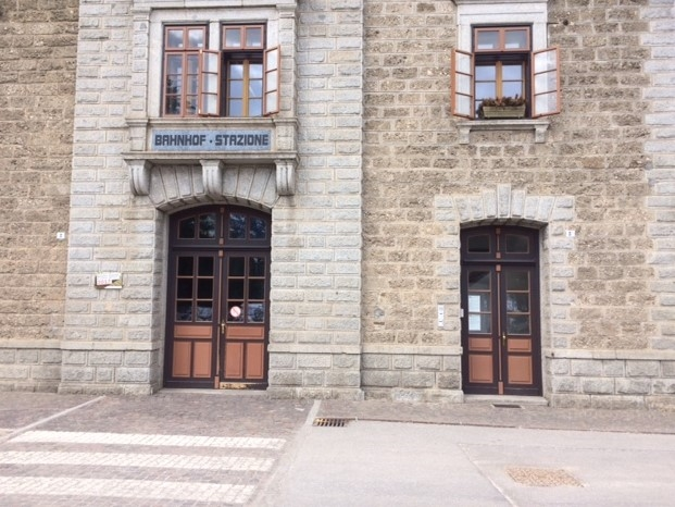 Eingangstür der Lebensmittelausgabestelle des Vereins OLGA in Toblach